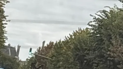 Une voiture se retourne sur les voies.  