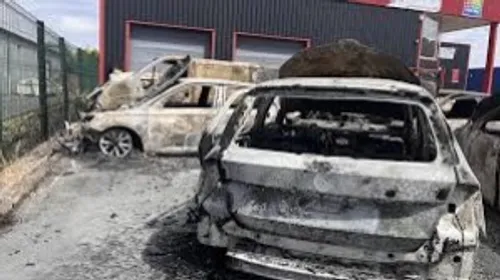 21 véhicules détruits dans un incendie criminel 