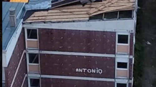 La toiture d'un immeuble menace de s'envoler