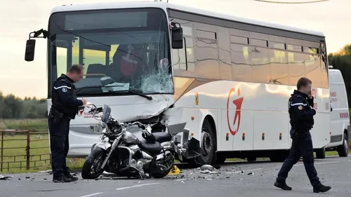 Un motard tué dans un accident avec un bus scolaire à Bierne