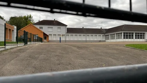 Un enfant apporte des grenades à plâtre à l'école