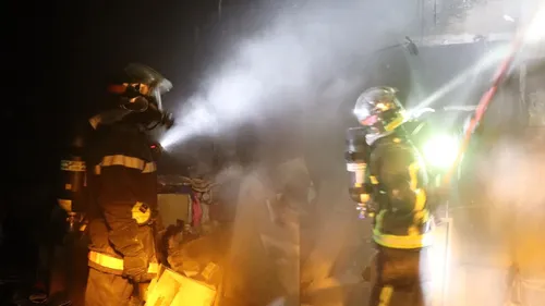 Les pompiers sauvent un chien et sa famille dans un incendie.  
