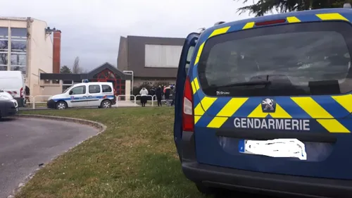 Un collège en cours d'évacuation