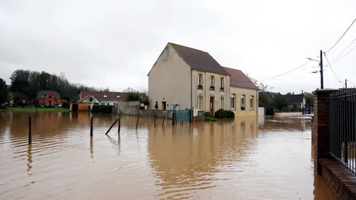 Inondations: 16 écoles fermées, des annonces attendues ce lundi 