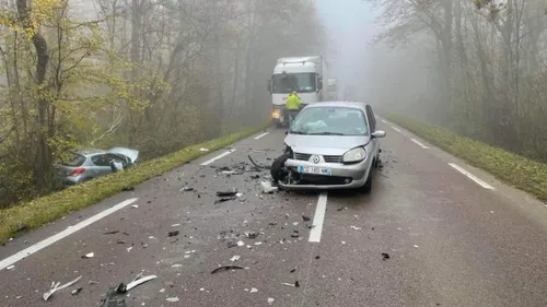 Brouillard : il tente un dépassement et percute une voiture