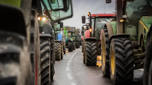 Les agriculteurs en colère annoncent le siège de Paris