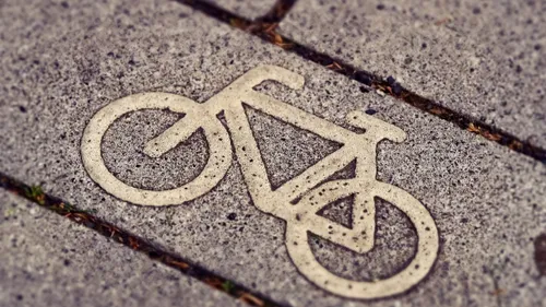 Bientôt une passerelle pour piétons et cyclistes fixée au pont...