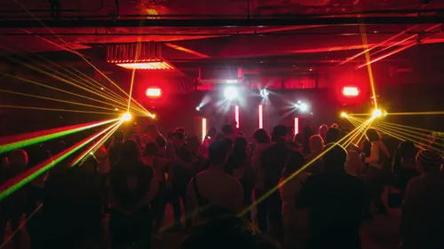 Retour de la jauge dans les salles de spectacle et discothèques des...