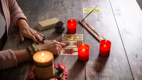 POUR LA SAINT VALENTIN, POSEZ VOTRE QUESTION À LA VOYANTE HARMONY