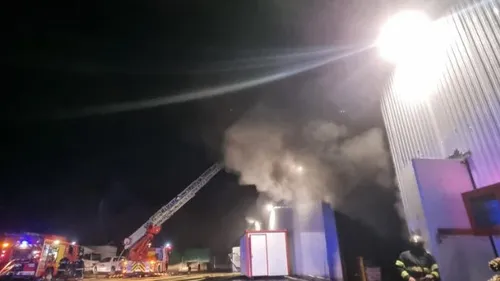 Un entrepôt ravagé par un incendie d'origine suspecte