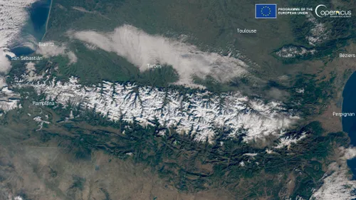 Découvrez l'image insolite des Pyrénées sous la neige depuis un...