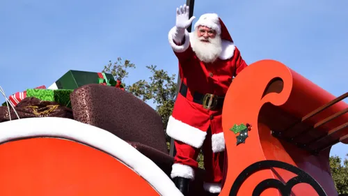 Le Père Noël viendra rendre visite aux plus jeunes dans des maisons...