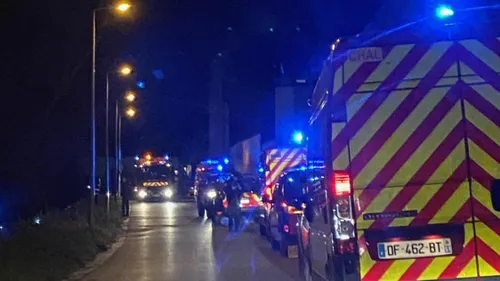 Une voiture tombe dans la rivière