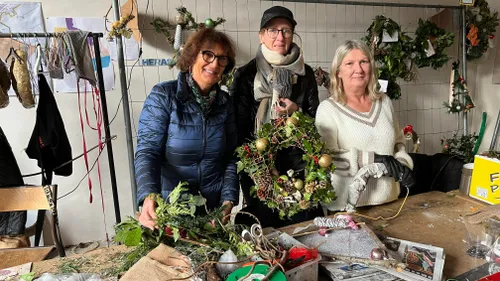 Saint-Omer : plus de 1 000 couronnes de Noël accrochées en Ville...