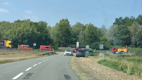 Une moto et une voiture se sont percutées à Brouckerque en début...