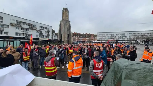Calais: environ 250 personnes ont manifesté contre les fermetures...