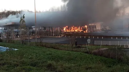 La Gravelle. Un poids lourd prend feu, le péage enflammé
