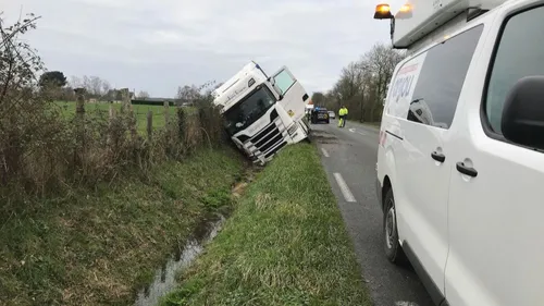 Loiré. Un poids lourd au fossé sur la D923