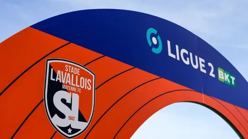Mercato. Stade lavallois : à droite à gauche, Laval regarde et discute
