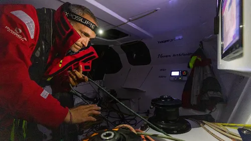Route du Rhum : explosion et incendie à bord du bateau de Fabrice...