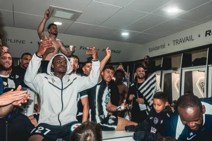 VIDEO. Angers Sco : la communion des joueurs et du public après le...