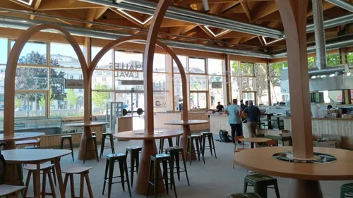 EN IMAGES. A Laval, les commerçants des halles dans les starting...