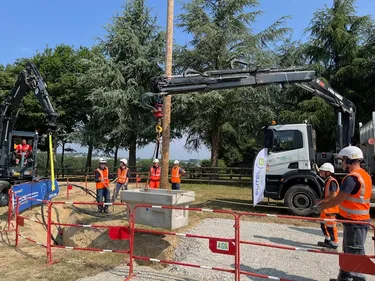 V and B Fest' 2025. Le festival se relie au réseau d’électricité...