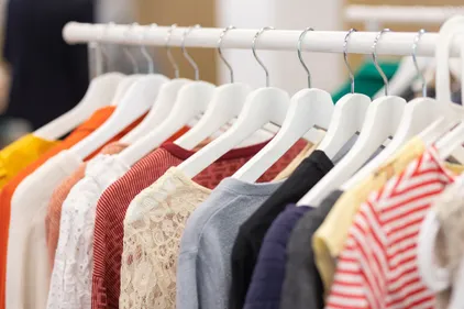 Loi anti fast-fashion. Le collectif angevin Tissons à neuf suit de...