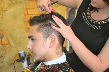 Nuance Coiffure à Vern d’anjou (49) recrute un(e) coiffeur(se).