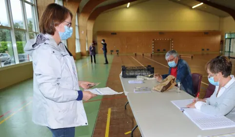 Ambiance bon enfant pour la distribution de masques à Aussillon