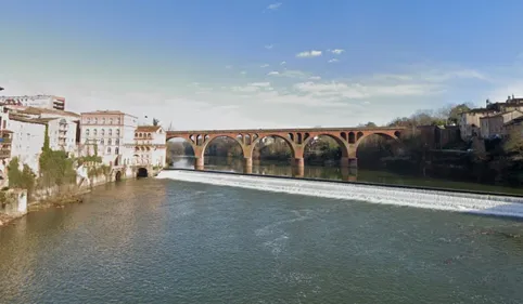 Une personne saute du Pont Neuf d'Albi