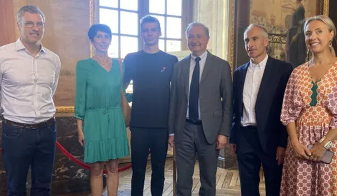 Le nageur toulousain Léon Marchand a reçu la médaille de la Ville