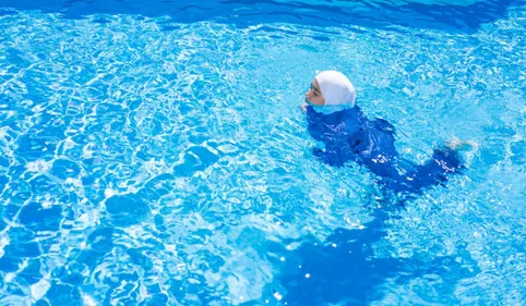 Plusieurs femmes en burkini se sont baignées dans une piscine...