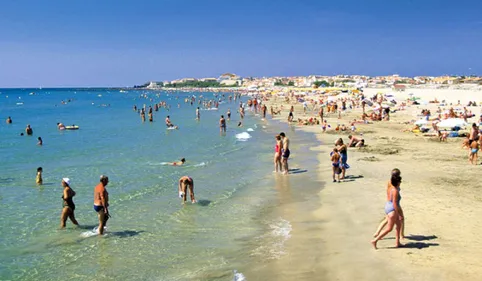 Sainte-Marie-La-Mer : une femme "topless" sur la plage sommée de se...