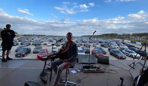 Unique en France : 100% organise le premier concert "Drive in" à...