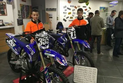 Une jeune Team de moto cross.