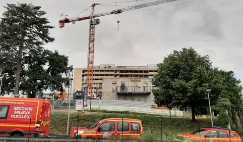 La femme perchée en haut d'une grue à Toulouse est redescendue