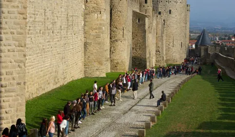 2000 personnes pour la chaîne humaine à la Cité de Carcassonne