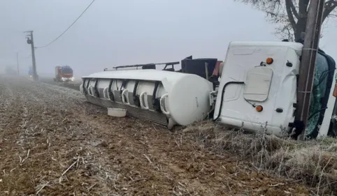 Puylaurens. Un camion transportant 36 000 litres de gasoil se renverse