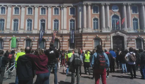 Toulouse : des Gilets jaunes investissent la salle des Illustres au...