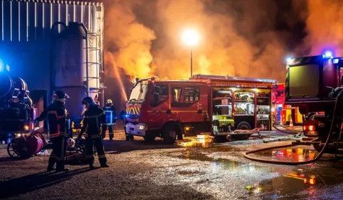 Un impressionnant incendie dans un bâtiment agricole à Cassagne