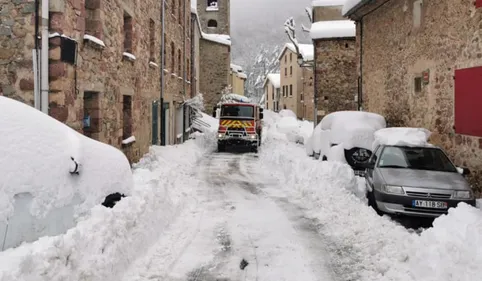 Neige et verglas : plusieurs départements de la région suspendent...