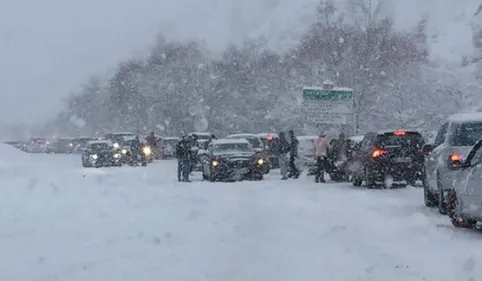 Tempête de neige et automobilistes bloqués : "c'était l'anarchie"...