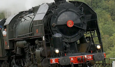 Une locomotive à vapeur sur les rails entre Toulouse et Cahors