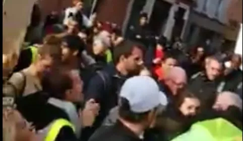 Gilets jaunes : Un homme arrêté après l'agression d'un journaliste...