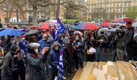 Des agents municipaux de Toulouse crient leur colère sous les...