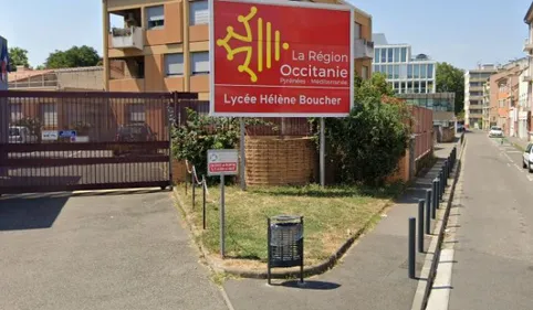 Trois adolescents blessés à coups de couteau devant un lycée de...