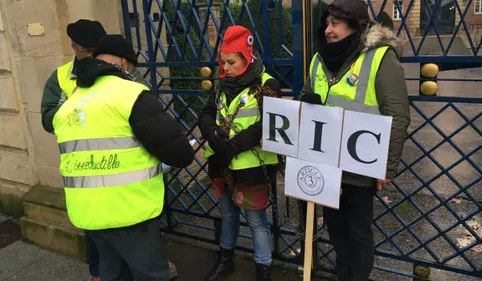 Albi : Une Gilet Jaune s'enchaine à la grille de la préfecture