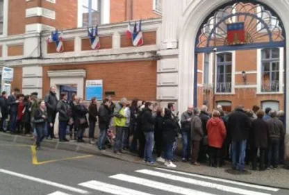 Insolite à Montauban : la file d'attente en mairie ce matin 