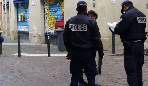 Le pilote d'un scooter fonce sur la police à Toulouse : deux...